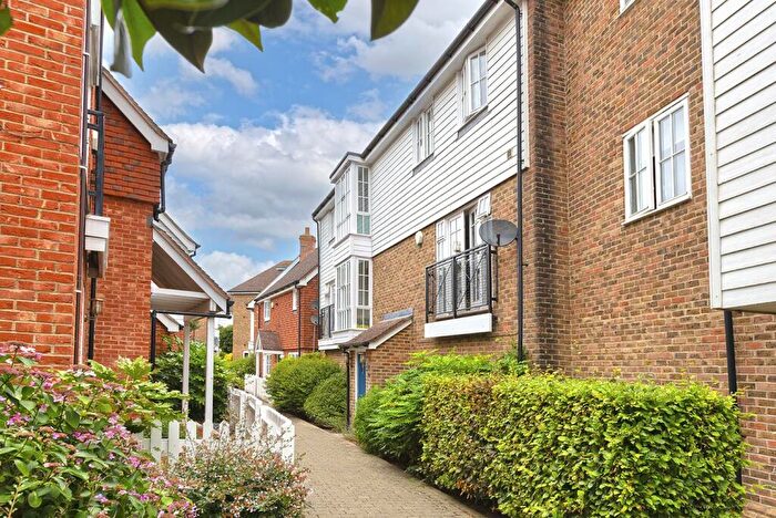 2 Bedroom Apartment For Sale In Ames Way, Kings Hill, ME19