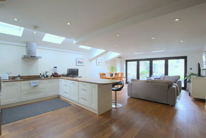 3 Bedroom Ground Maisonette To Rent In Fontenoy Road, London, SW12