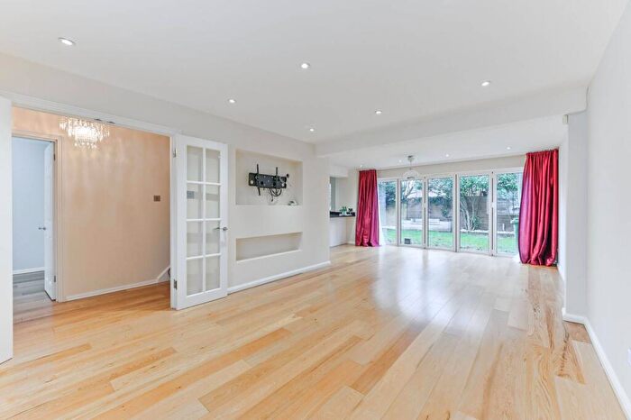 4 Bedroom End Of Terrace House To Rent In Philips Close, Carshalton, SM5