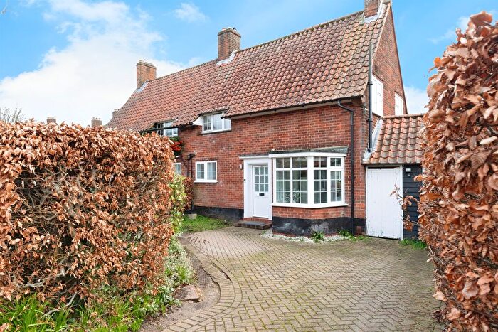 3 Bedroom Semi-Detached House For Sale In Digswell Road, Welwyn Garden City, AL8