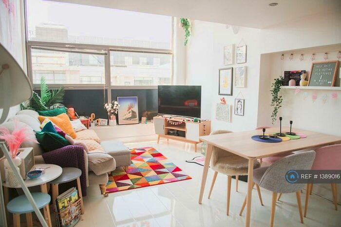 2 Bedroom Flat To Rent In Connect House, Manchester, M4