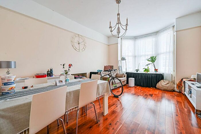 2 Bedroom Flat For Sale In Gordon Road, Ealing, London, W5