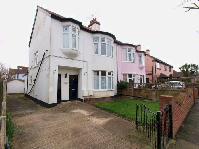1 Bedroom Apartment To Rent In Scarborough Drive, Leigh-on-Sea, SS9