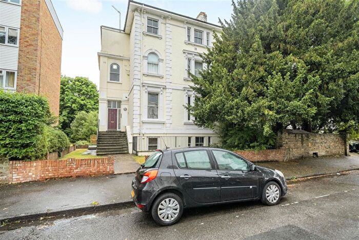 1 Bedroom Flat For Sale In Uxbridge Road, Kingston Upon Thames, KT1
