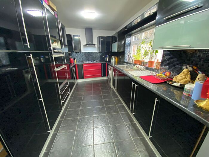 5 Bedroom Semi-detached House To Rent In Stradbroke Grove, Clayhall, Ilford, IG5