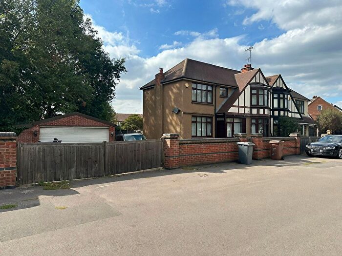 4 Bedroom Semi Detached House For Sale In Lodge Lane, Grays, RM17