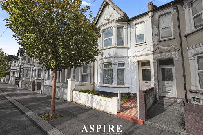 2 Bedroom Flat For Sale In Burdett Avenue, Westcliff-On-Sea, SS0