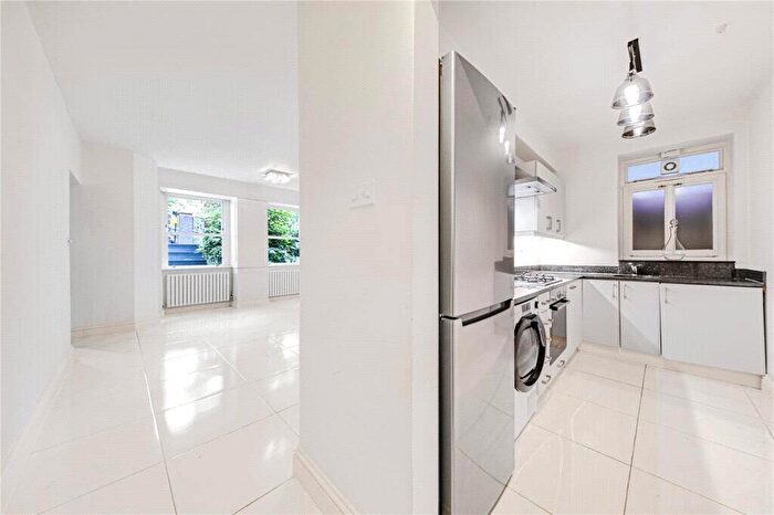 2 Bedroom Flat To Rent In Fitzjohns Avenue, London, NW3