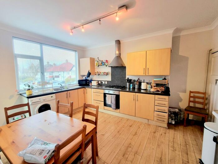 3 Bedroom Flat To Rent In Hallswelle Parade, Finchley Road, Temple Fortune, NW11