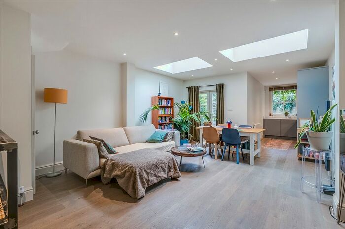 3 Bedroom Detached House To Rent In Silverthorne Road, London, SW8