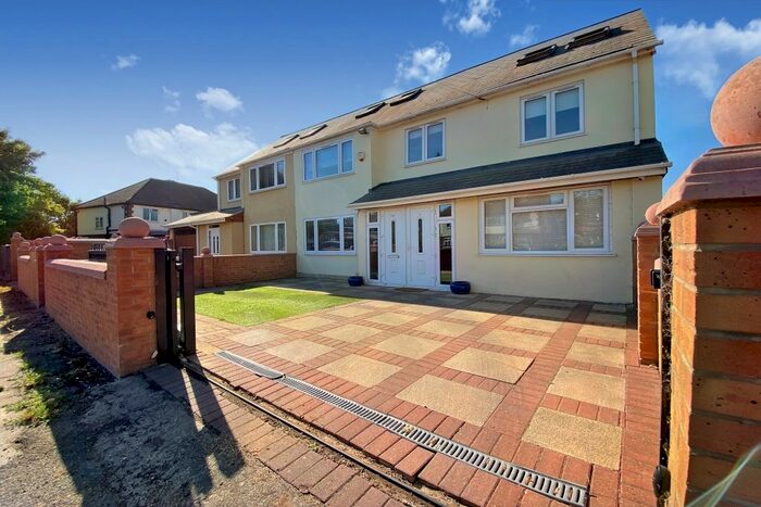 6 Bedroom Semi-Detached House To Rent In Fairway Avenue, West Drayton, Greater London, UB7