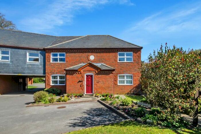 1 Bedroom Flat To Rent In Parchment Street, Chichester PO19