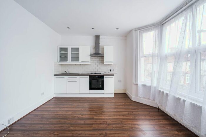 2 Bedroom Flat To Rent In Charlemont Road, London, E6