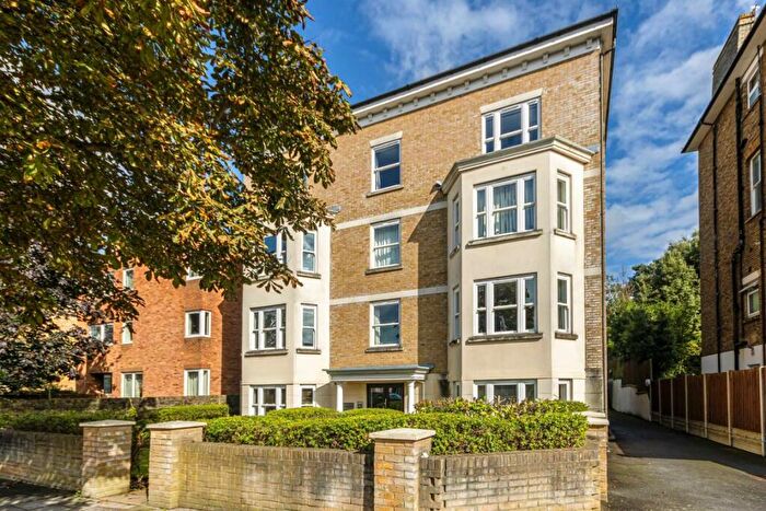 2 Bedroom Flat To Rent In Avenue Elmers, Surbiton, KT6