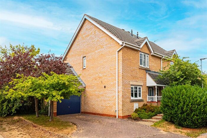 3 Bedroom Semi-Detached House For Sale In Oakham Close, Desborough, Kettering, NN14