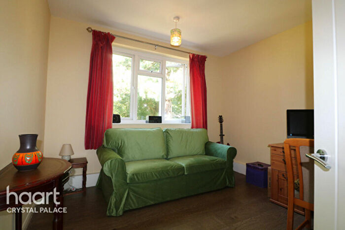 2 Bedroom Flat For Sale In Fox Hill, London, SE19
