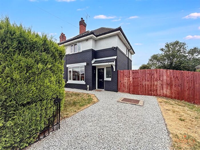 3 Bedroom End Of Terrace House For Sale In Green Close, Hull, HU6