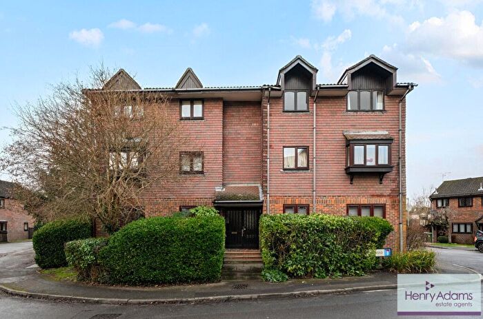 2 Bedroom Flat For Sale In Longmead, Liss, GU33