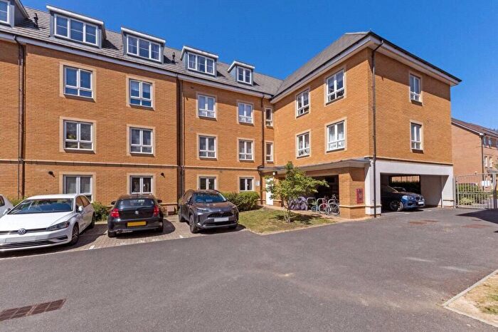 2 Bedroom Flat To Rent In Kenyon Way, Slough, Berkshire, SL3