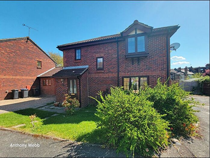 3 Bedroom Detached House To Rent In Crothall Close, Palmers Green, N13