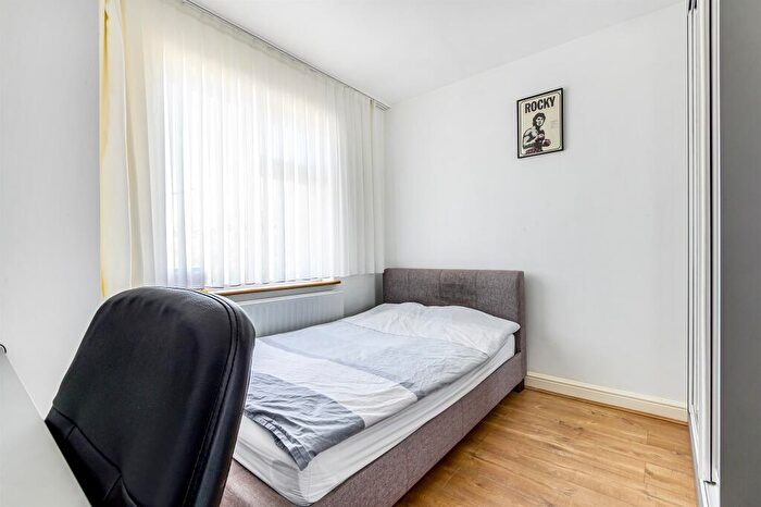 4 Bedroom End Of Terrace House For Sale In Eastbury Avenue, Enfield, EN1