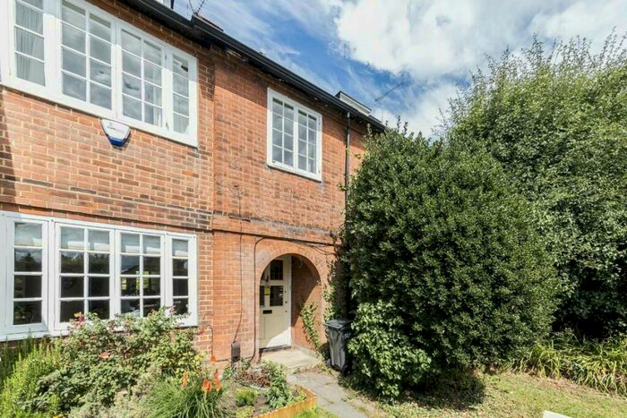 2 Bedroom Flat To Rent In The Chine, London, N10