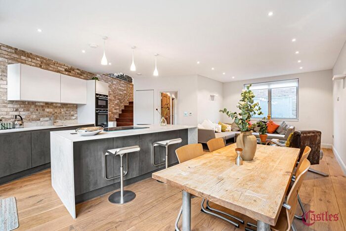 4 Bedroom Semi Detached House For Sale In Blythwood Road, N4