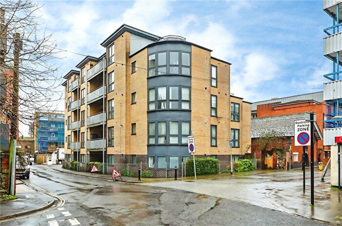 2 Bedroom Flat For Sale In Canal Walk, Southampton, Hampshire, SO14