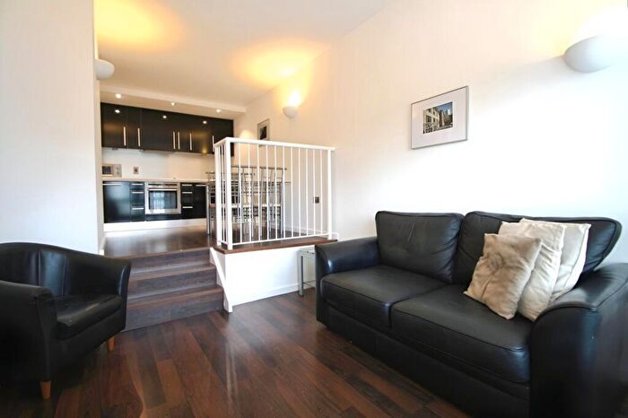 2 Bedroom Flat To Rent In Riverside Way, Leeds, West Yorkshire, LS1