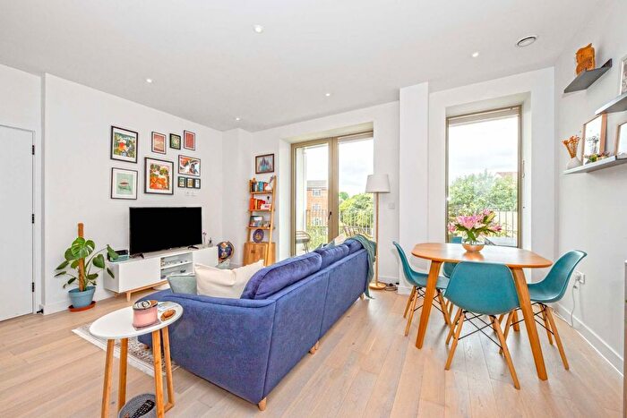 2 Bedroom Flat To Rent In Balham High Road, London, SW17