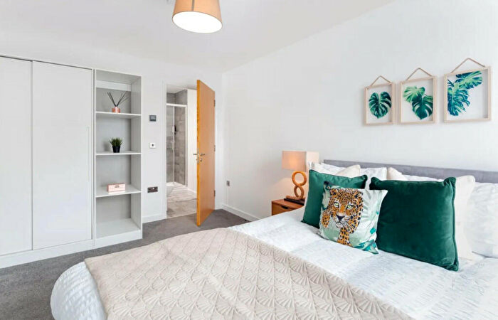 2 Bedroom Flat To Rent In Rydston Close, Islington, N7