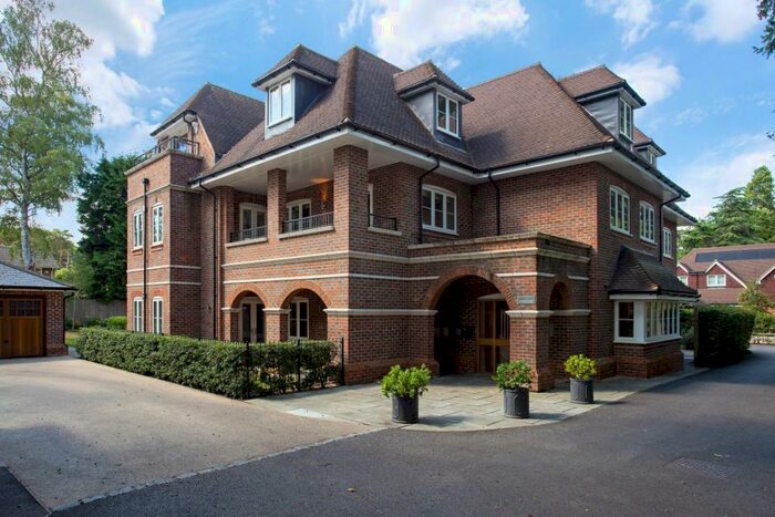 2 Bedroom Flat To Rent In Holmes Mead Pyrford, GU22