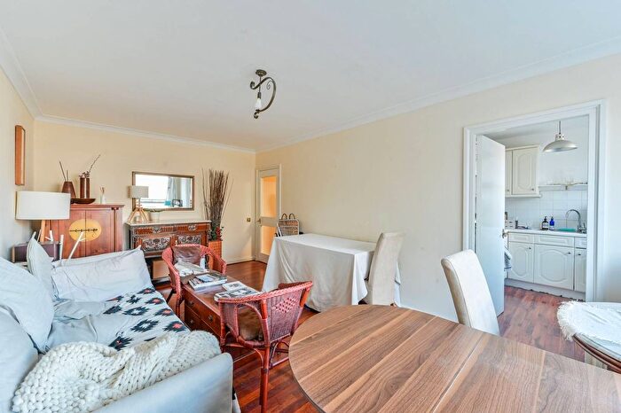 1 Bedroom Flat For Sale In The Water Gardens, Hyde Park Estate, London, W2