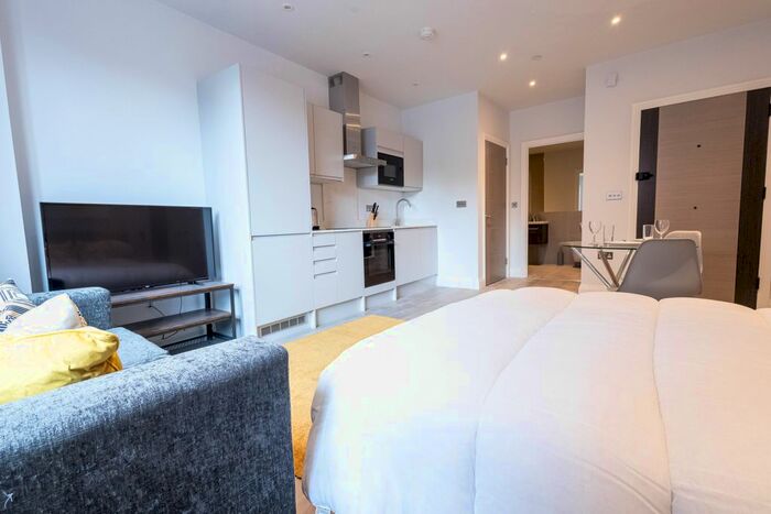 1 Bedroom Flat To Rent In Thames St, Staines, TW18