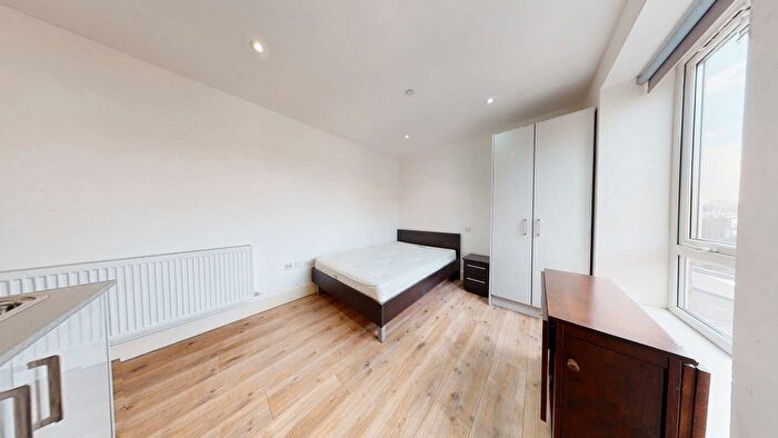 Studio To Rent In Kilburn High Road, London, NW6