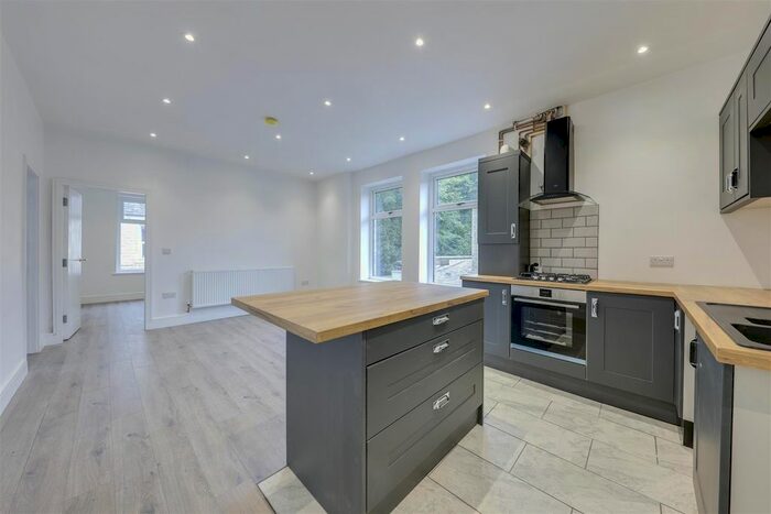 2 Bedroom Flat To Rent In Burnley Road East, Rossendale, BB4