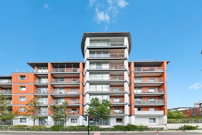 3 Bedroom Flat For Sale In Holland Gardens, Brentford, TW8