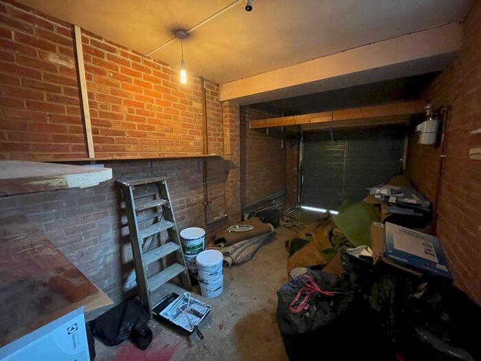 3 Bedroom Semi-Detached House To Rent In Tindal Road, Ayelsbury HP20