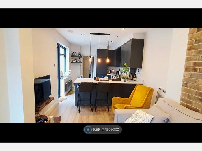2 Bedroom Flat To Rent In Oak Grove, London, NW2