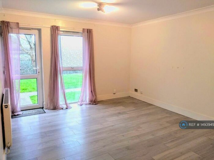 2 Bedroom Flat To Rent In St. Etheldredas Drive, Hatfield, AL10