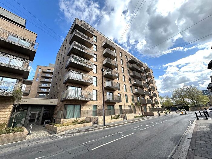 2 Bedroom Flat To Rent In Potters Road, Chelsea, London, SW6