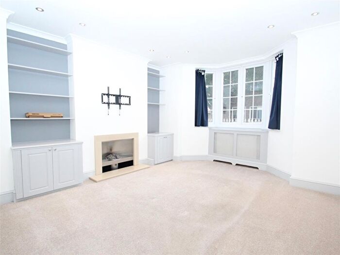 3 Bedroom Flat To Rent In Frogmore, London, SW18
