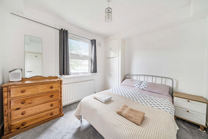 1 Bedroom Apartment For Sale In Camberwell Station Road, Camberwell, London, SE5
