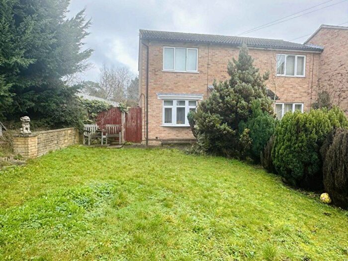 2 Bedroom Town House For Sale In Derwent Road, Thatcham, RG19