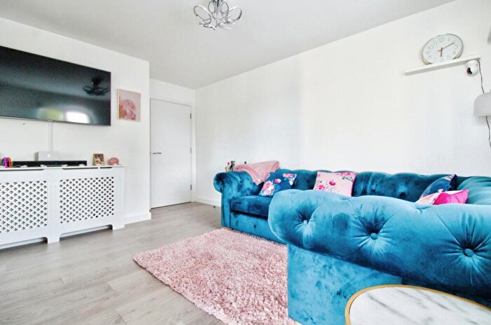 1 Bedroom Apartment For Sale In Faringdon Avenue, Romford, RM3