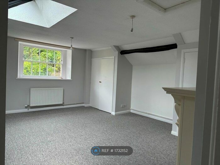 2 Bedroom Flat To Rent In St. Sales House, Shepton Mallet, BA4