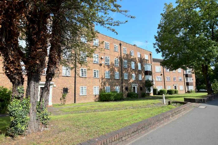 4 Bedroom Flat To Rent In High Street, Cheam, Sutton, SM3