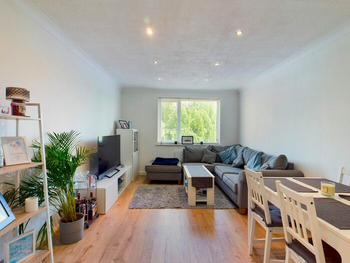 2 Bedroom Flat To Rent In Langton Close, Addlestone, Surrey, KT15