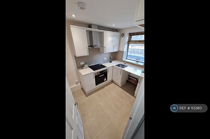 3 Bedroom Flat To Rent In Comus House, London, SE17