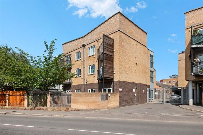 1 Bedroom Flat For Sale In Hamilton Court, Hanworth Road, Hounslow, TW3